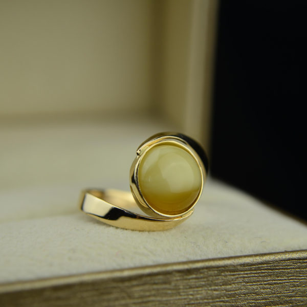 złoty pierścionek z bursztynem
