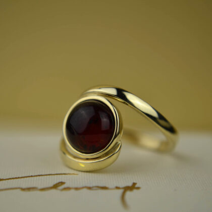 Złoty pierścionek z wiśniowym bursztynem