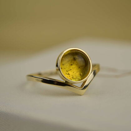 złoty pierścionek z bursztynem