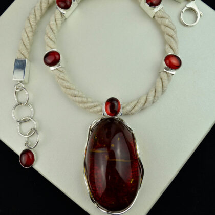 kolia z rubinowym bursztynem