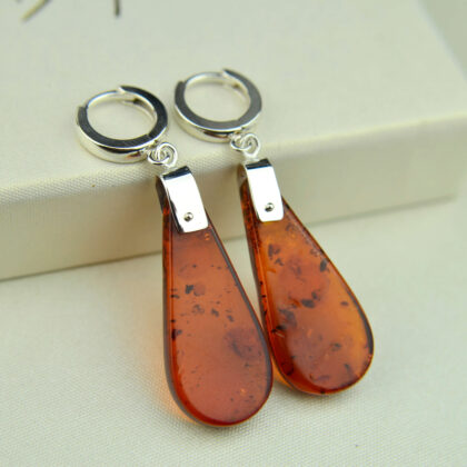 Eleganckie srebrne kolczyki z bursztynem