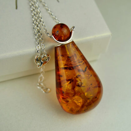 Naszyjnik z koniakowym bursztynem flakonik