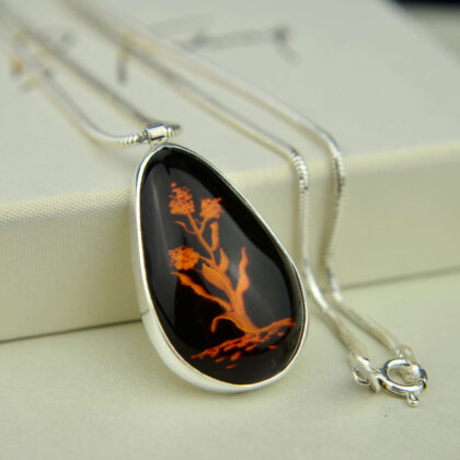 Naszyjnik z rzeźbionym bursztynem motyw roślinny