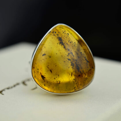 Duży pierścionek ze słonecznym bursztynem