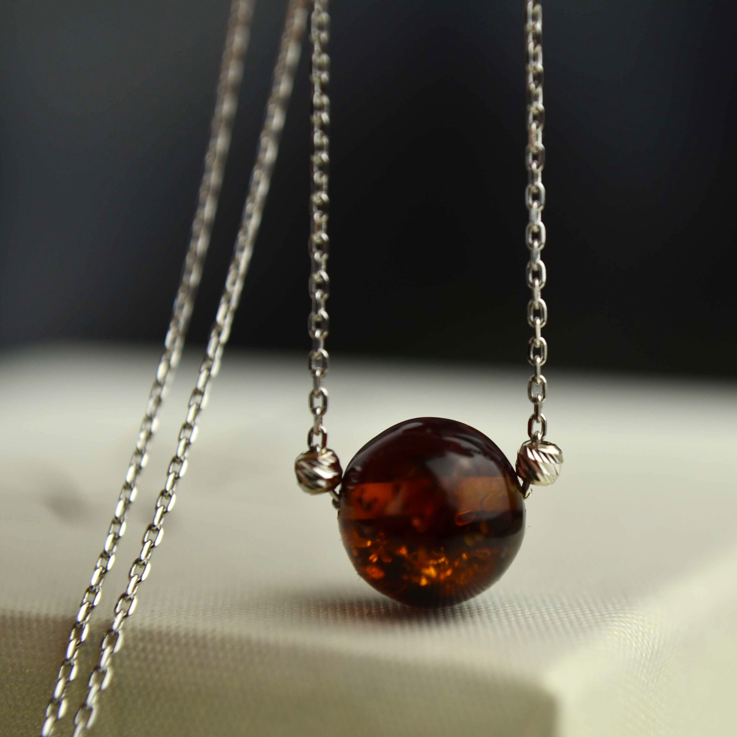 Białe złoto: naszyjnik z koniakowym bursztynem pr. 585 - obrazek 3