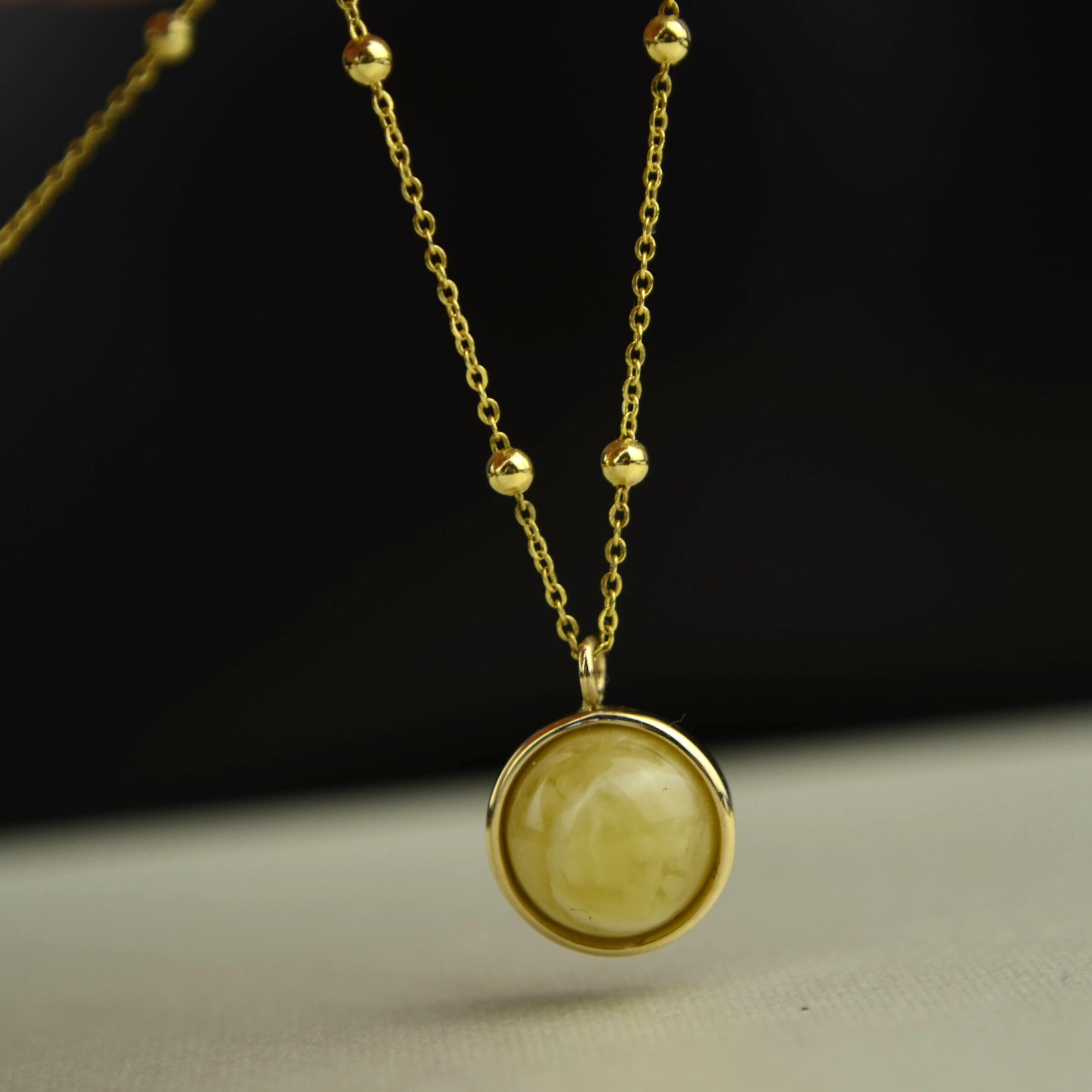 Złoty naszyjnik z mlecznym bursztynem pr. 585